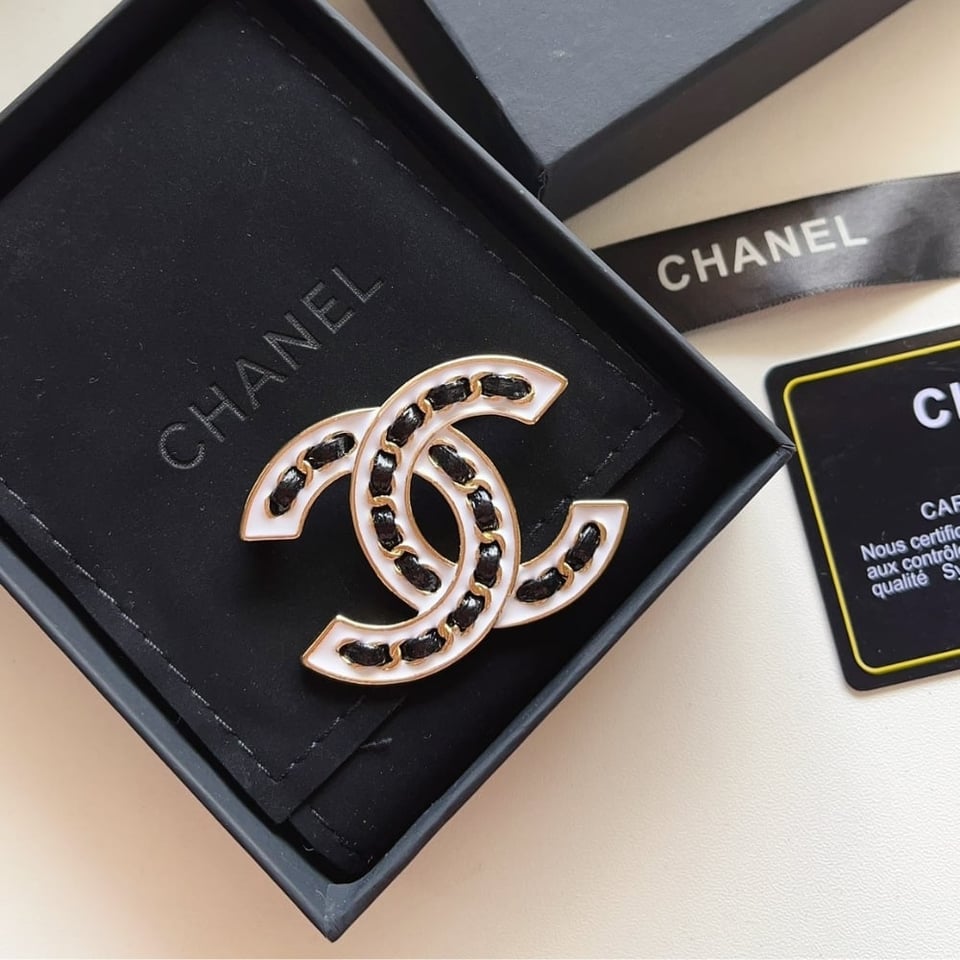 Chanel Cc Brooch White With Black Interwoven Chain Pattern view 2