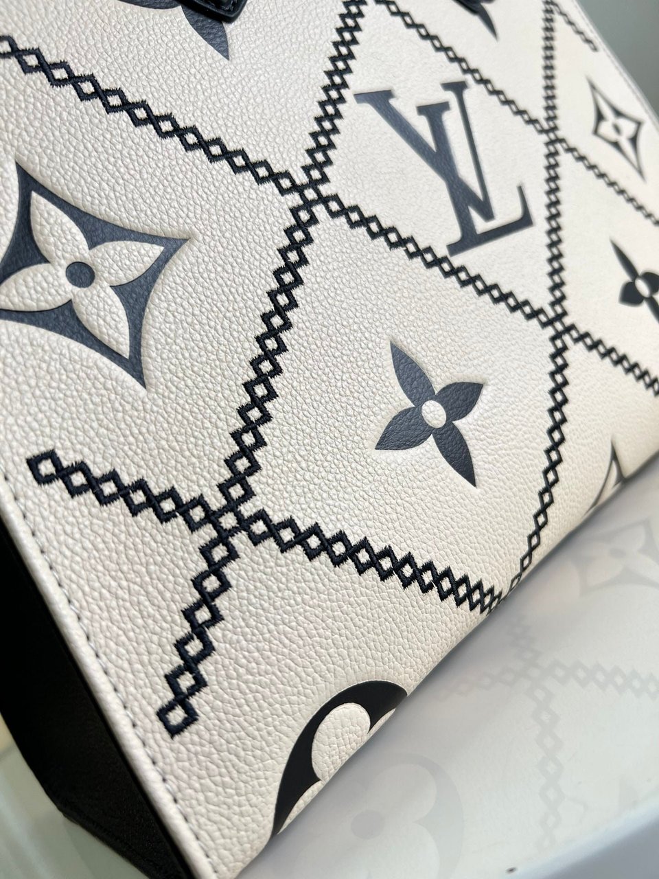 Louis Vuitton Onthego MM Tote Monogram Cream Beige Black 35cm view 8