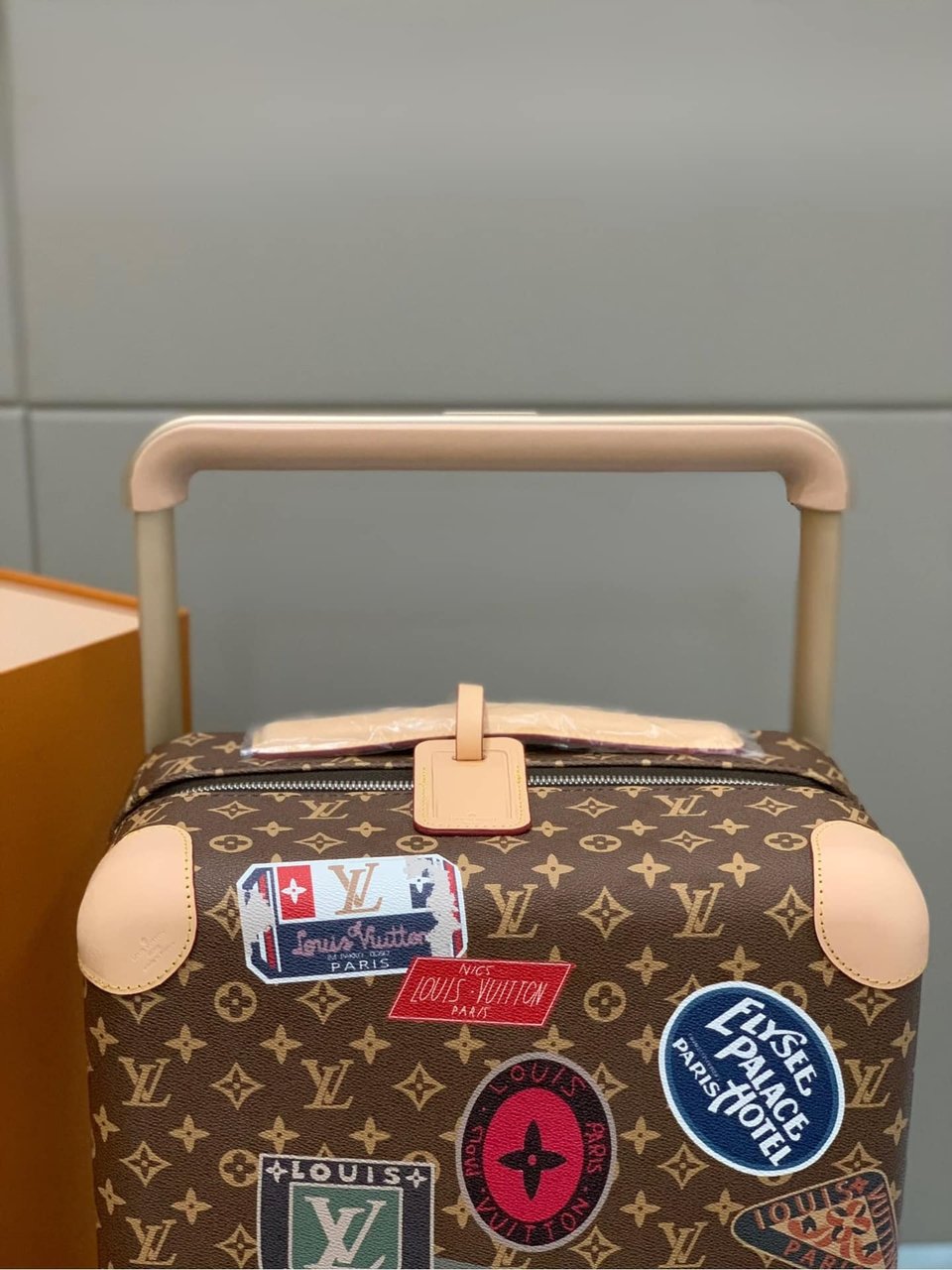 Louis Vuitton Horizon 55 Suitcase Monogram Coated Canvas Sticker Prints 55Cm M24959 view 4