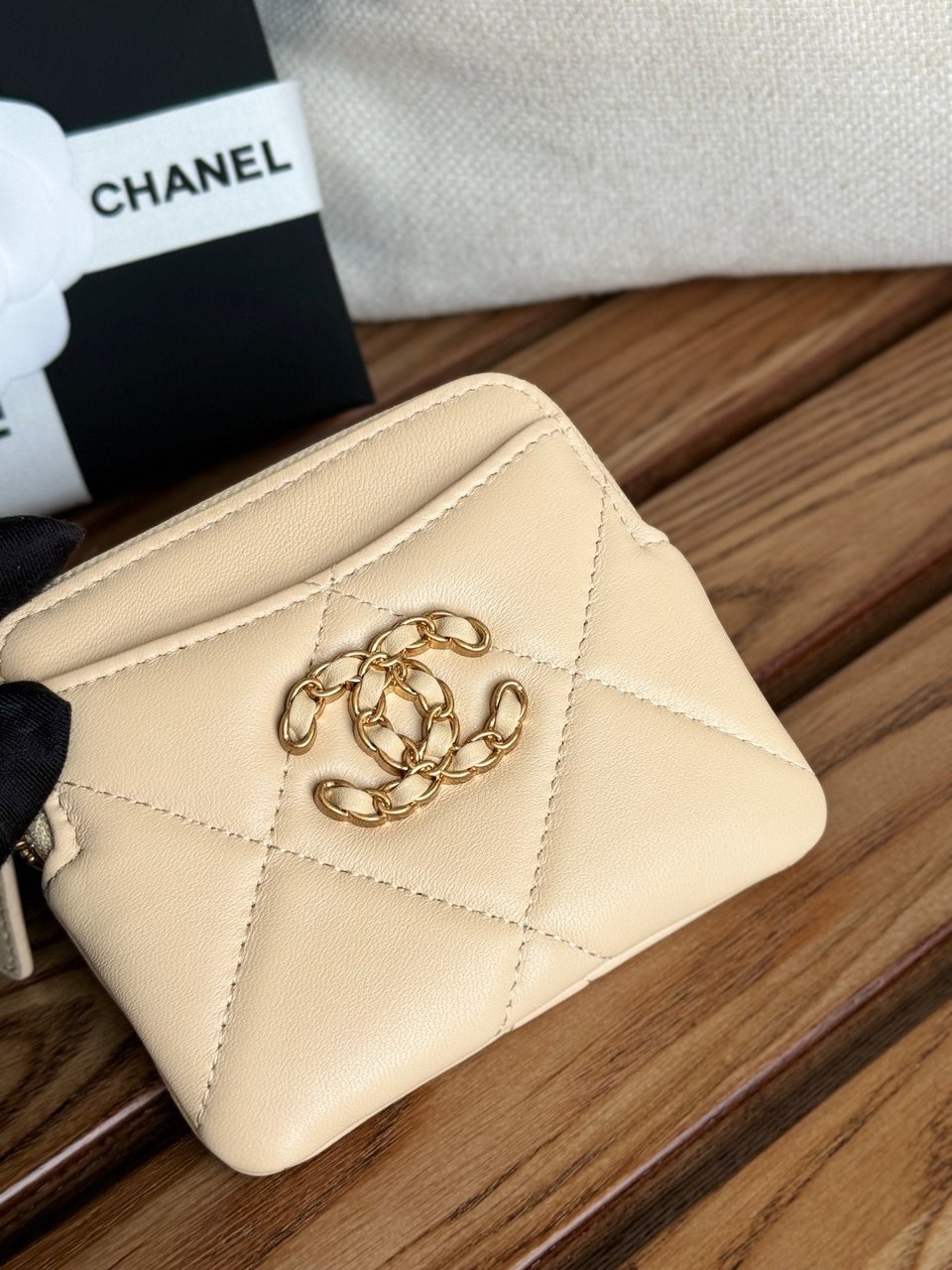 Chanel 19 Zipped Coin Purse 11Cm Cream Lambskin Gold Hardware view 6