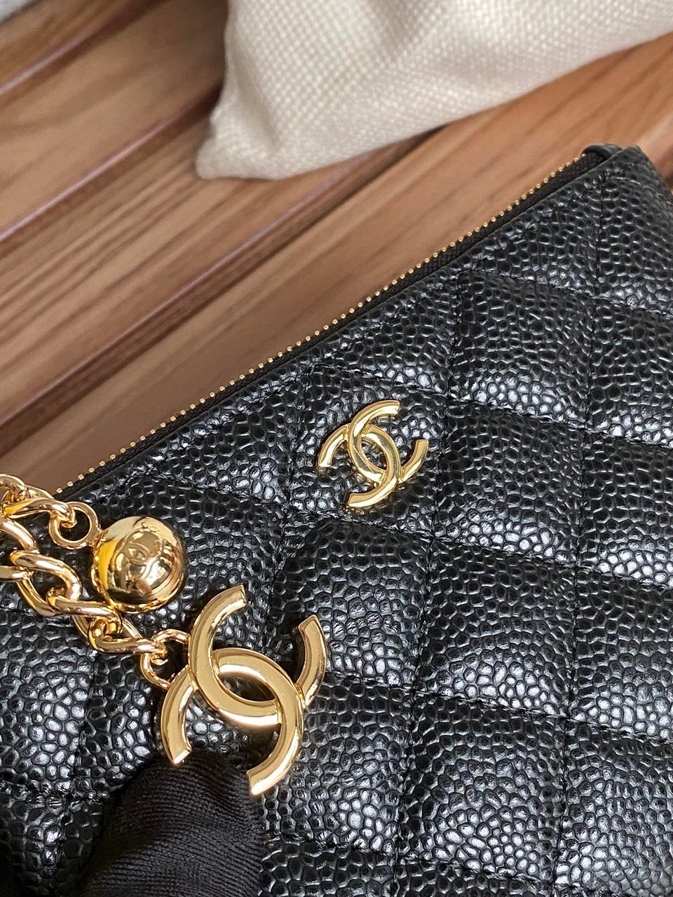 Chanel Zipped Wallet 14Cm Black Caviar Gold Hardware view 4