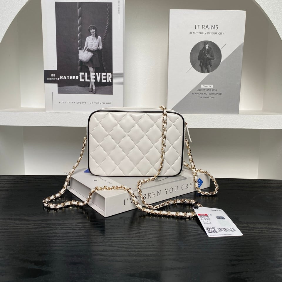 Chanel Small Graphic Frame Flap Bag White 23cm view 5