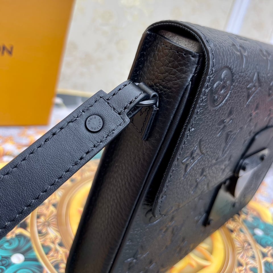 Louis Vuitton S Lock A4 Pouch Black 28Cm M80582 view 5