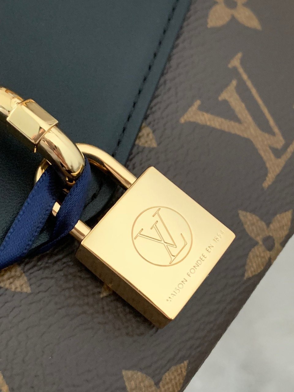 Louis Vuitton Monogram Padlock On Strap 19Cm Black view 3