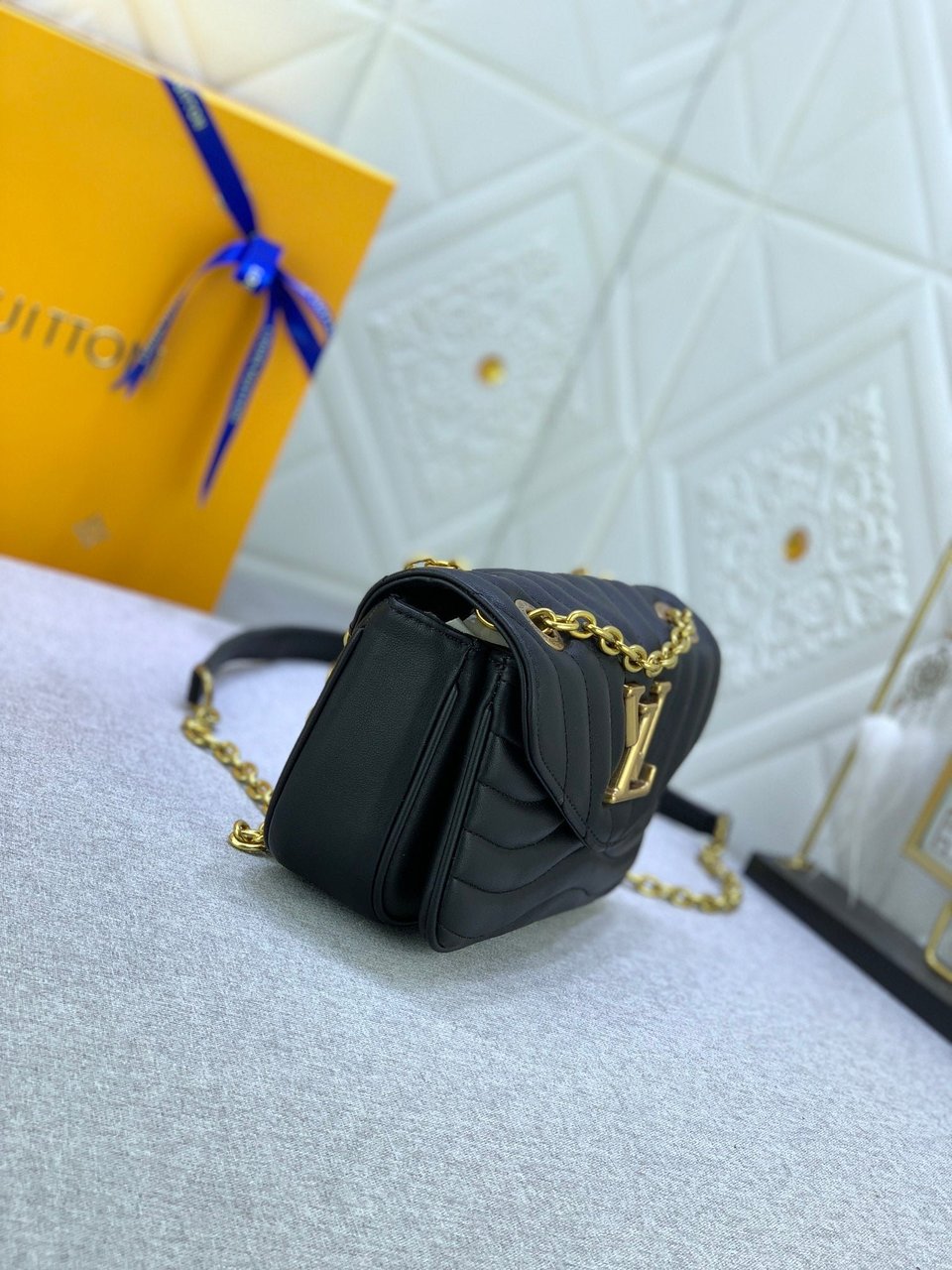 Louis Vuitton New Wave Chain Bag Black 21Cm view 8