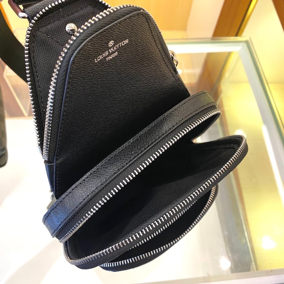 Louis Vuitton Avenue Nm Crossbody Bag Black 31Cm M30971 view 5