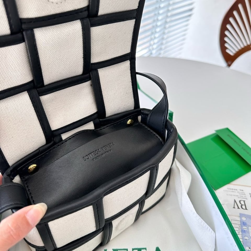 Bottega Veneta Mini Bag Natural Black 17Cm view 7