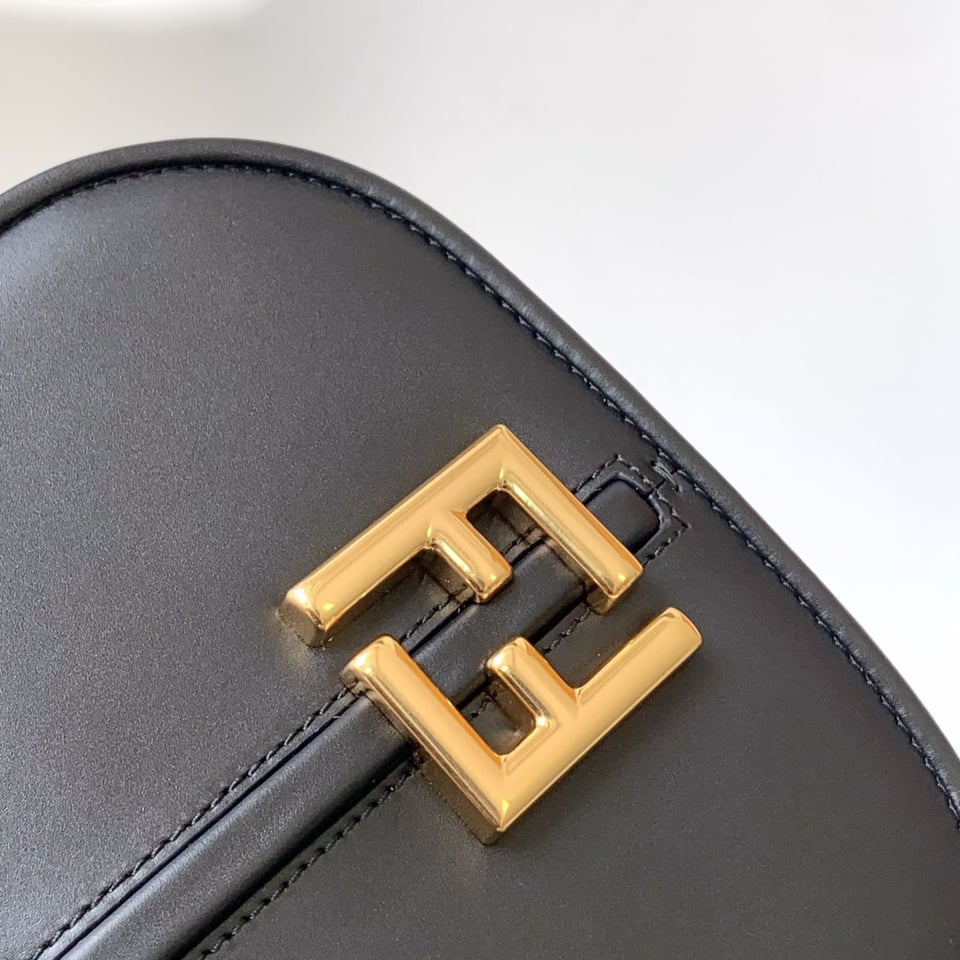 Fendi C’mon Medium Shoulder Bag Black 21cm/ 8.3in view 4
