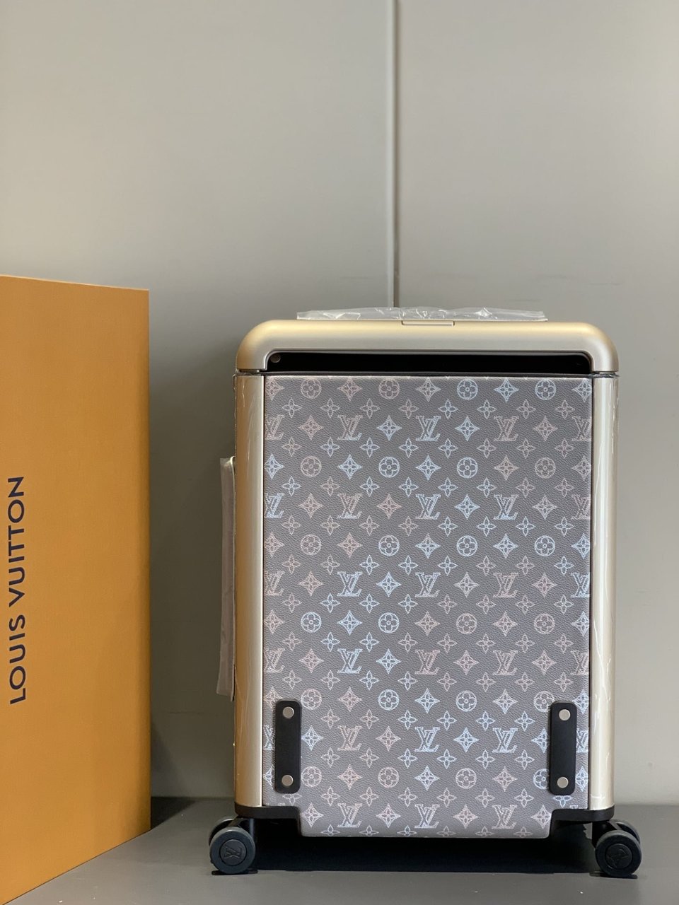 Louis Vuitton Horizon 55 Suitcase Mahina Perforated Calfskin Leather Gray 55Cm M10282 view 4