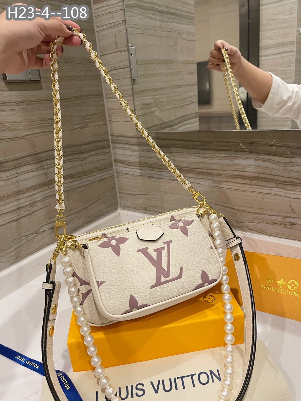 Louis Vuitton Multi Pochette Accessoires Beige And Purple 18Cm M80399 view 3