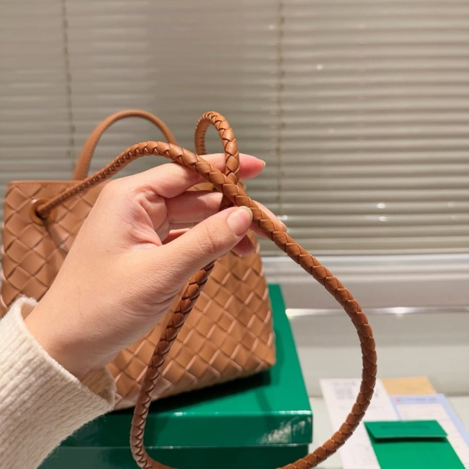 Bottega Veneta Small Andiamo Bag In Cognac 25Cm view 8