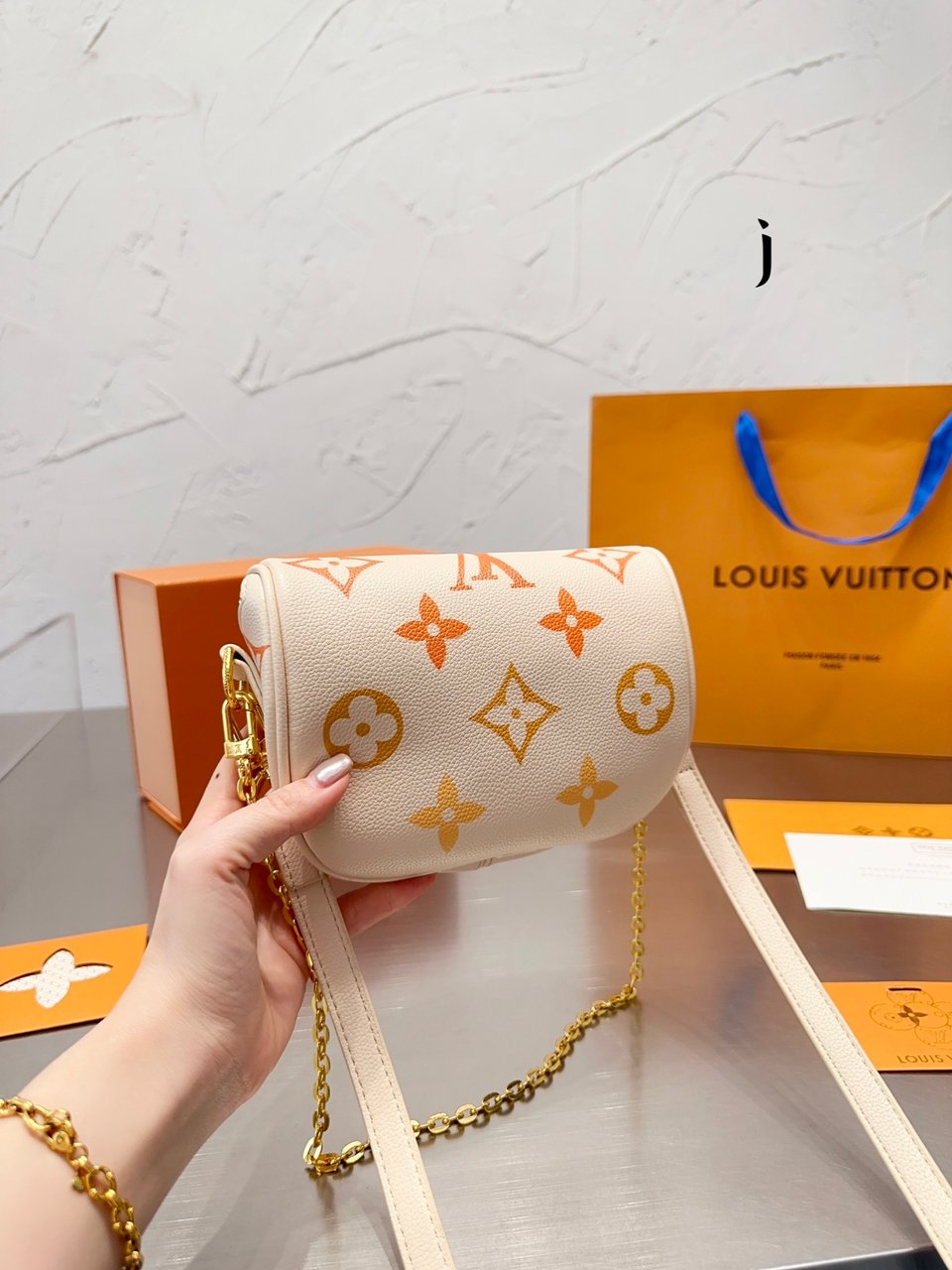 Louis Vuitton Mini Bumbag Neutral 18Cm M82208 view 4