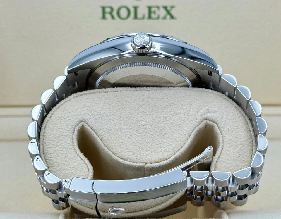Rolex Sky-Dweller 41 mm Bright blue Dial 336934 Jubilee view 7