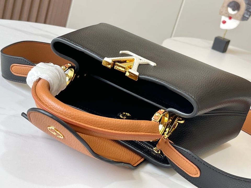 Louis Vuitton Capucines Mm 31Cm view 7