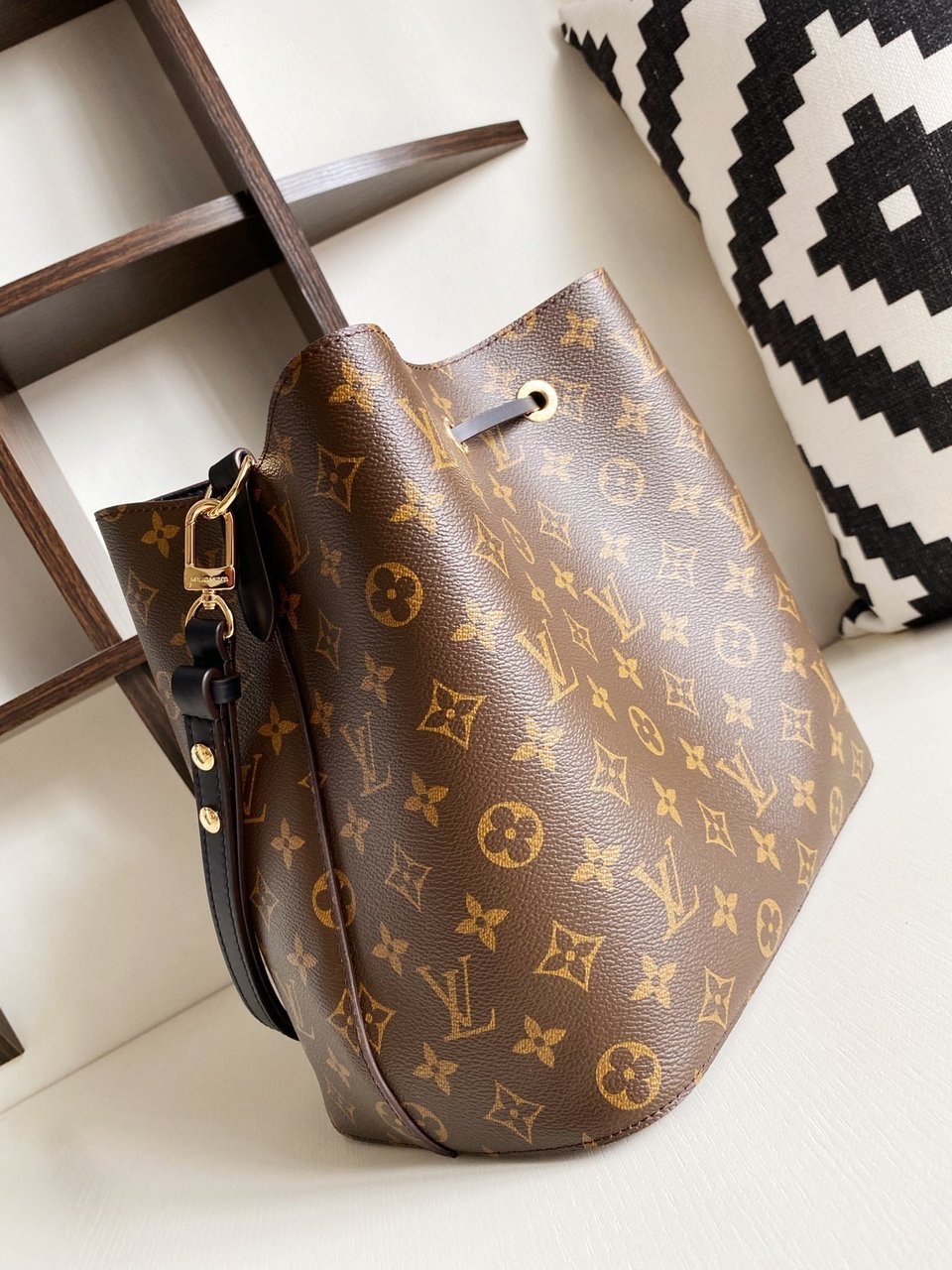 Louis Vuitton Neonoe Mm Black view 6