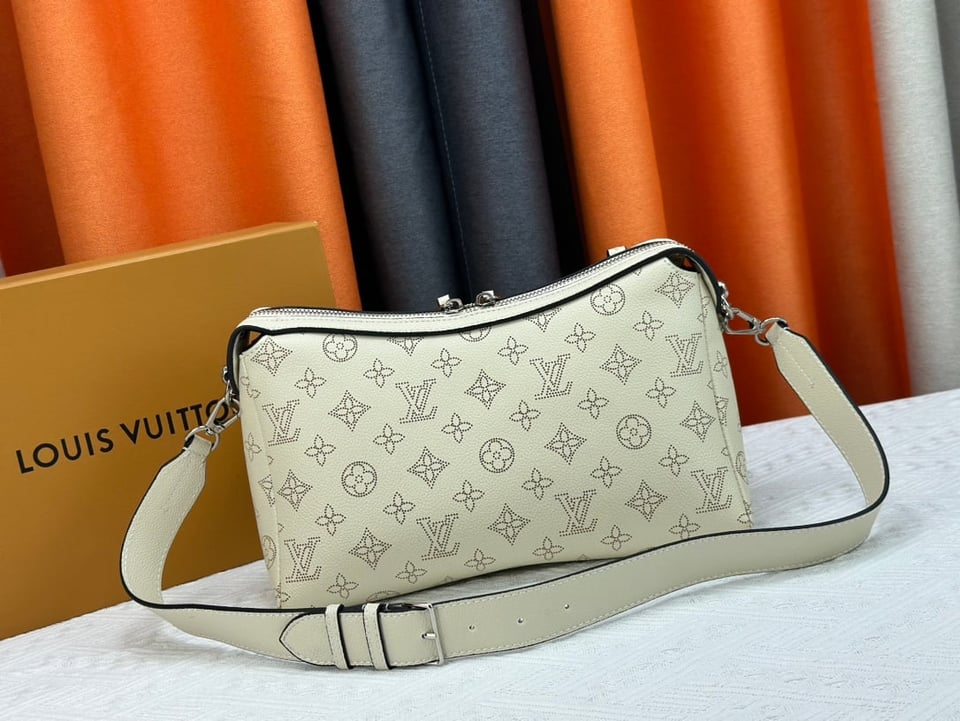 Louis Vuitton Hand It All Pm Creme 29Cm M24114 view 6
