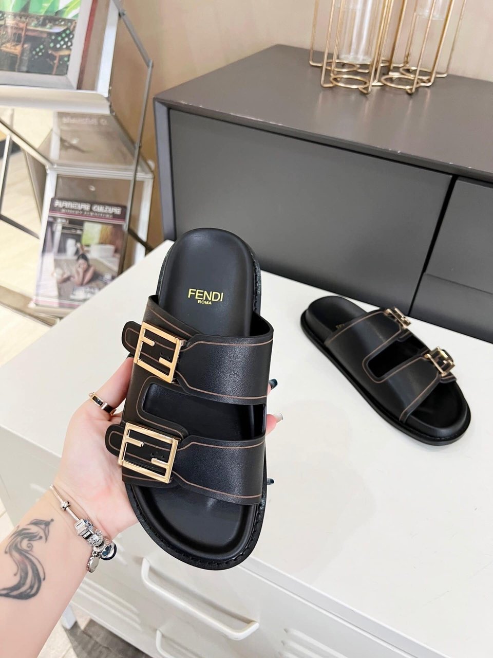 Fendi Feel Leather Slides Black view 9