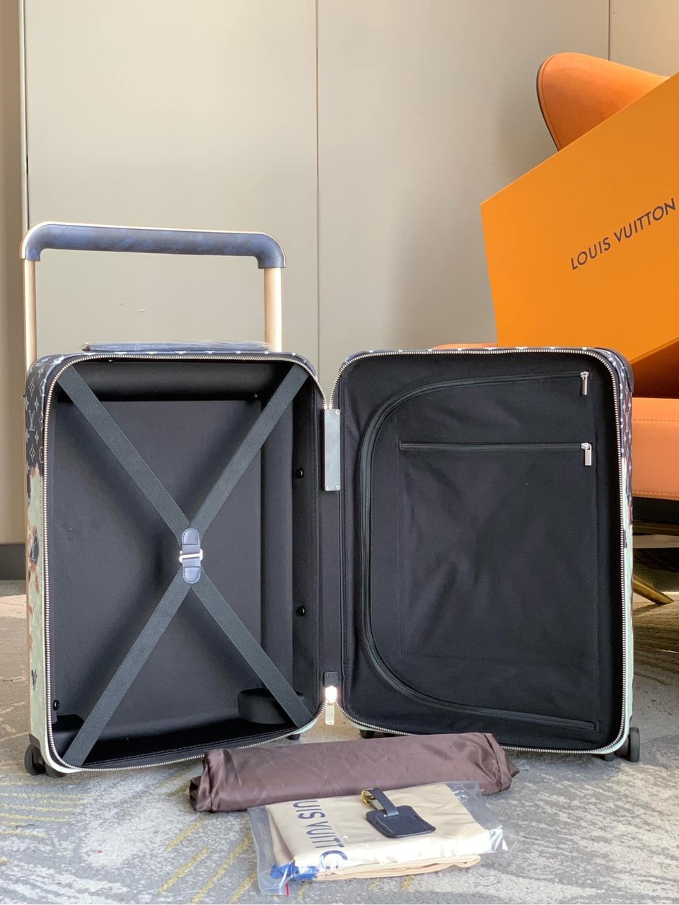 Louis Vuitton Horizon 55 Suitcase Monogram Bleach Coated Canvas Ink Blue 55Cm M10289 view 6
