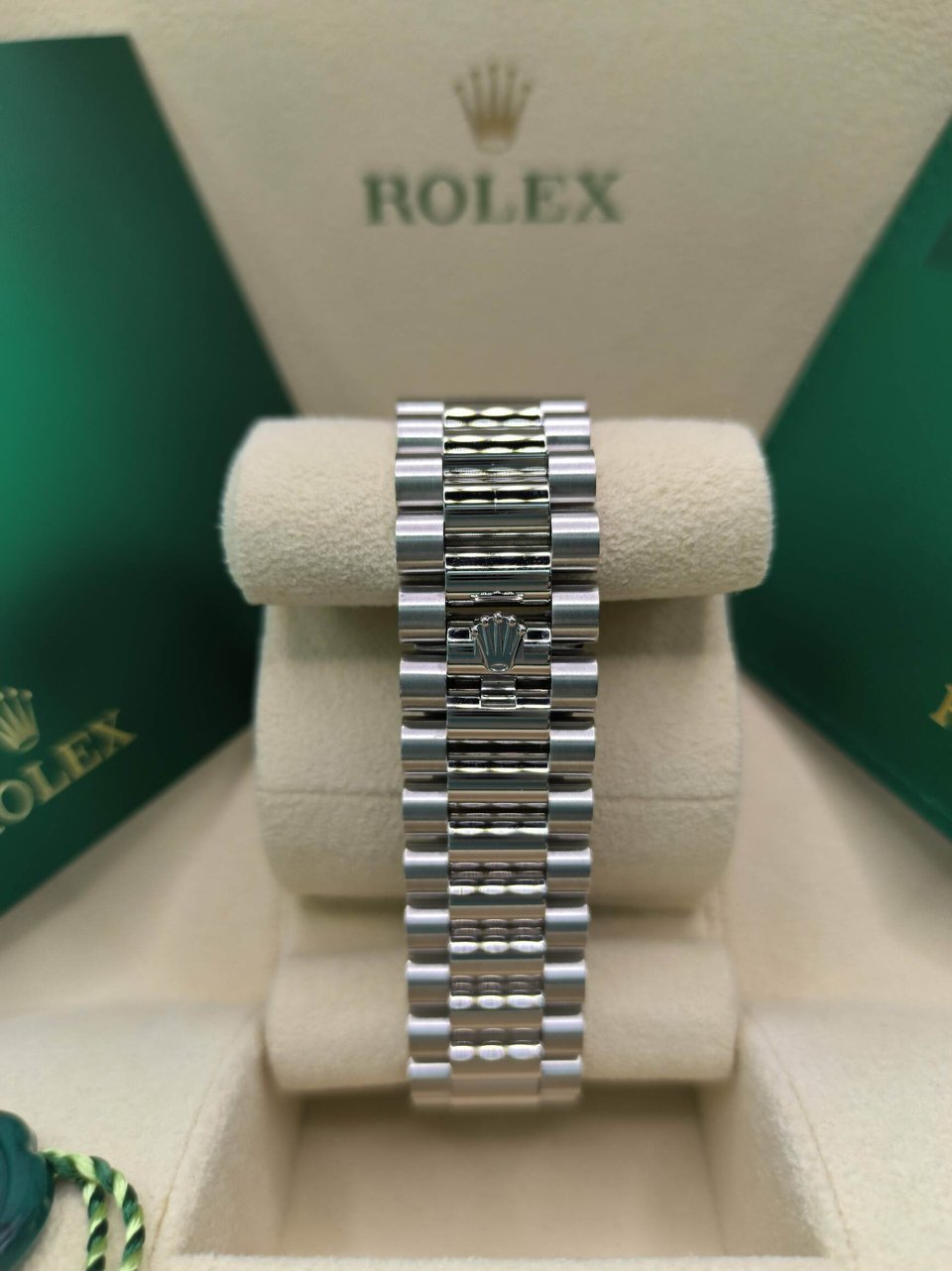 Rolex Day-Date 40 mm Ice blue Dial 228236 view 8