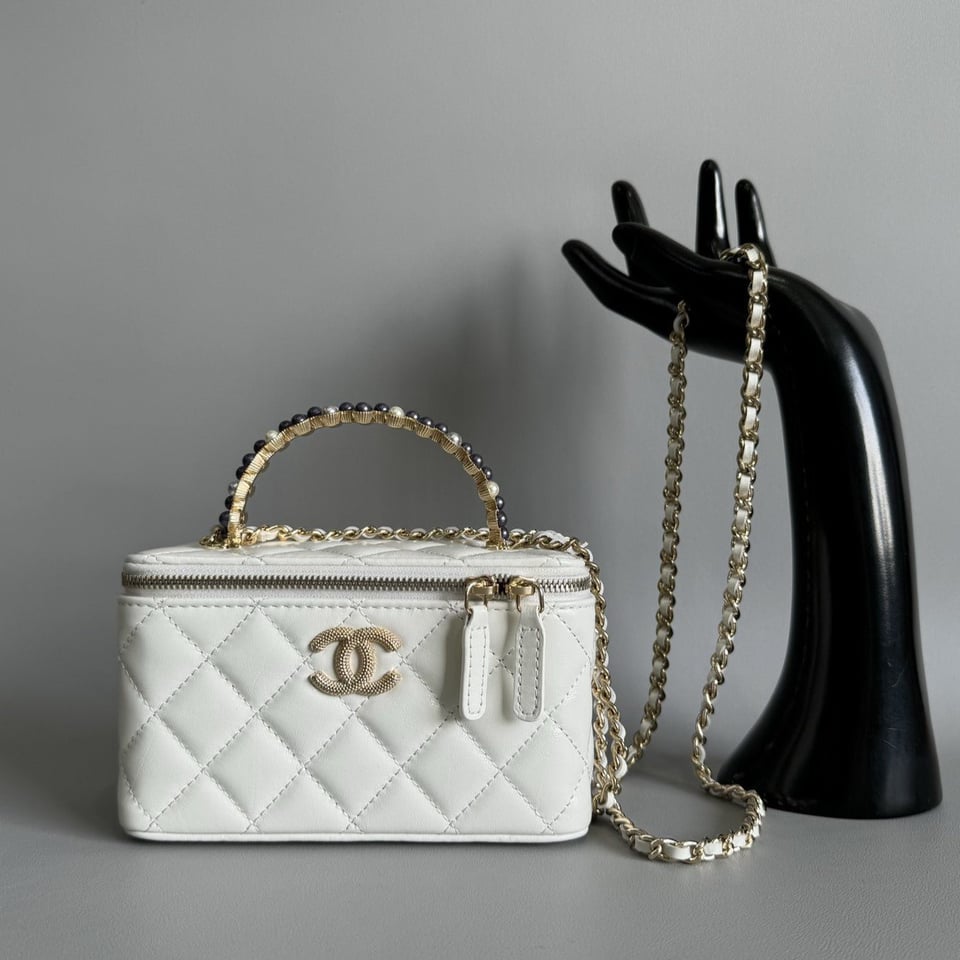 Chanel Vanity Case Pearl 17Cm White Lambskin Gold Hardware view 2