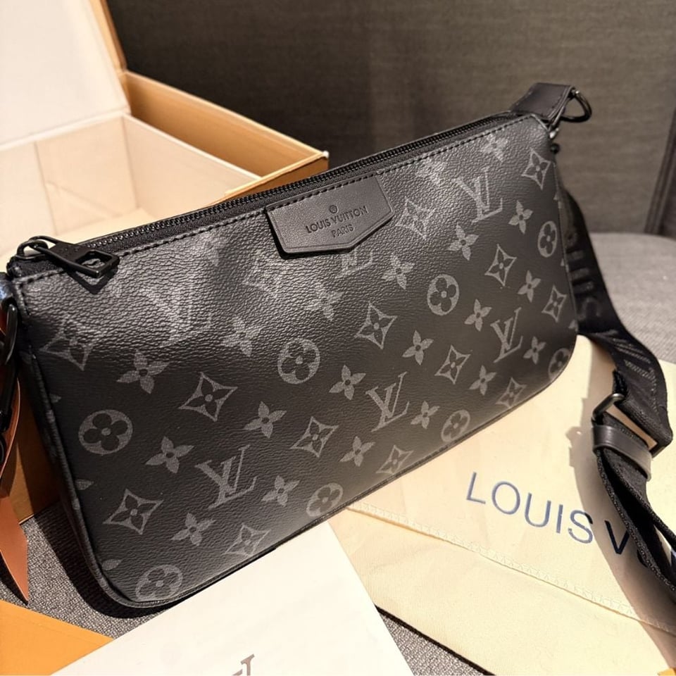 Louis Vuitton Pochette Accessoire Bag Black 24Cm view 4