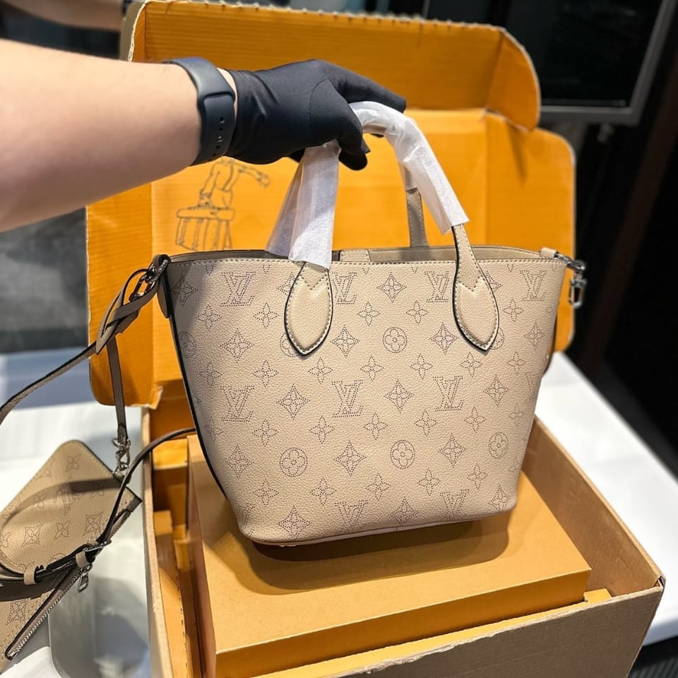 Louis Vuitton Blossom Mahina Calfskin Bag Beige 21Cm view 9
