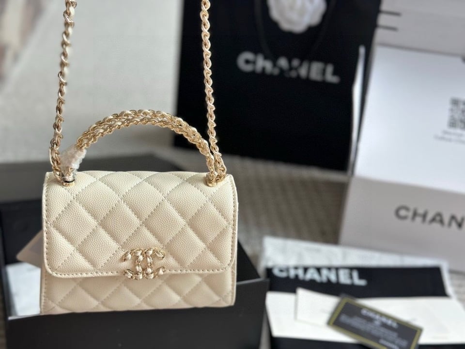Chanel Clutch Bag With Chain In White 15Cm/5.9in view 3