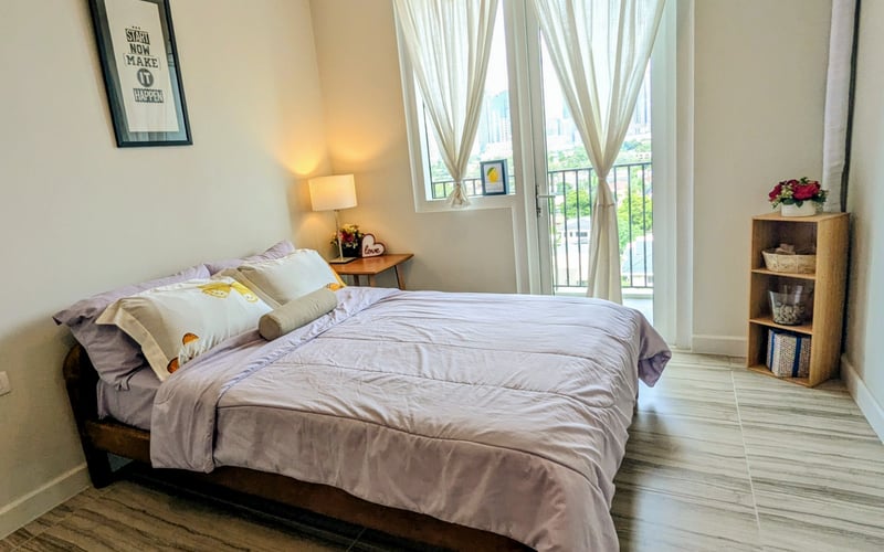 Low Floor and Airy Residence with the Metro's Conveniences for the College Medicine and Interior Design Students