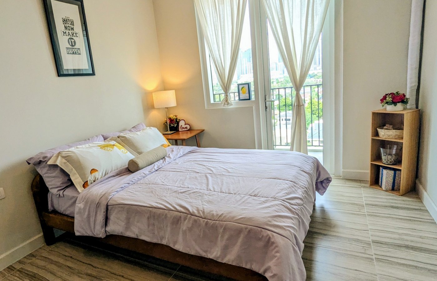 Low Floor and Airy Residence with the Metro's Conveniences for the College Medicine and Interior Design Students