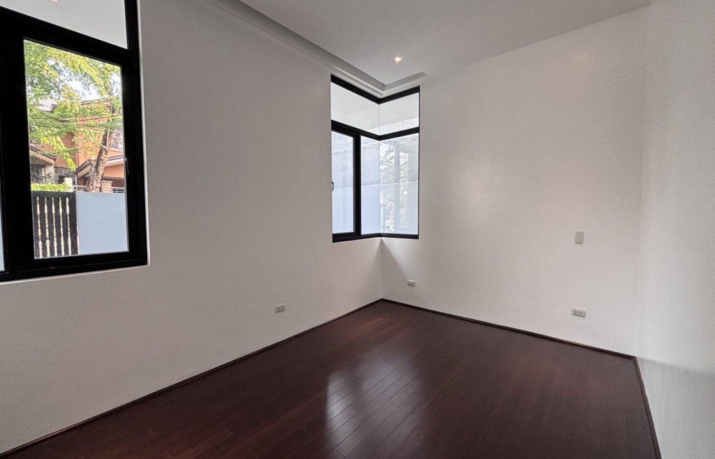 Photo 1 of 8 — 7BR house for sale, White Plains, Quezon City