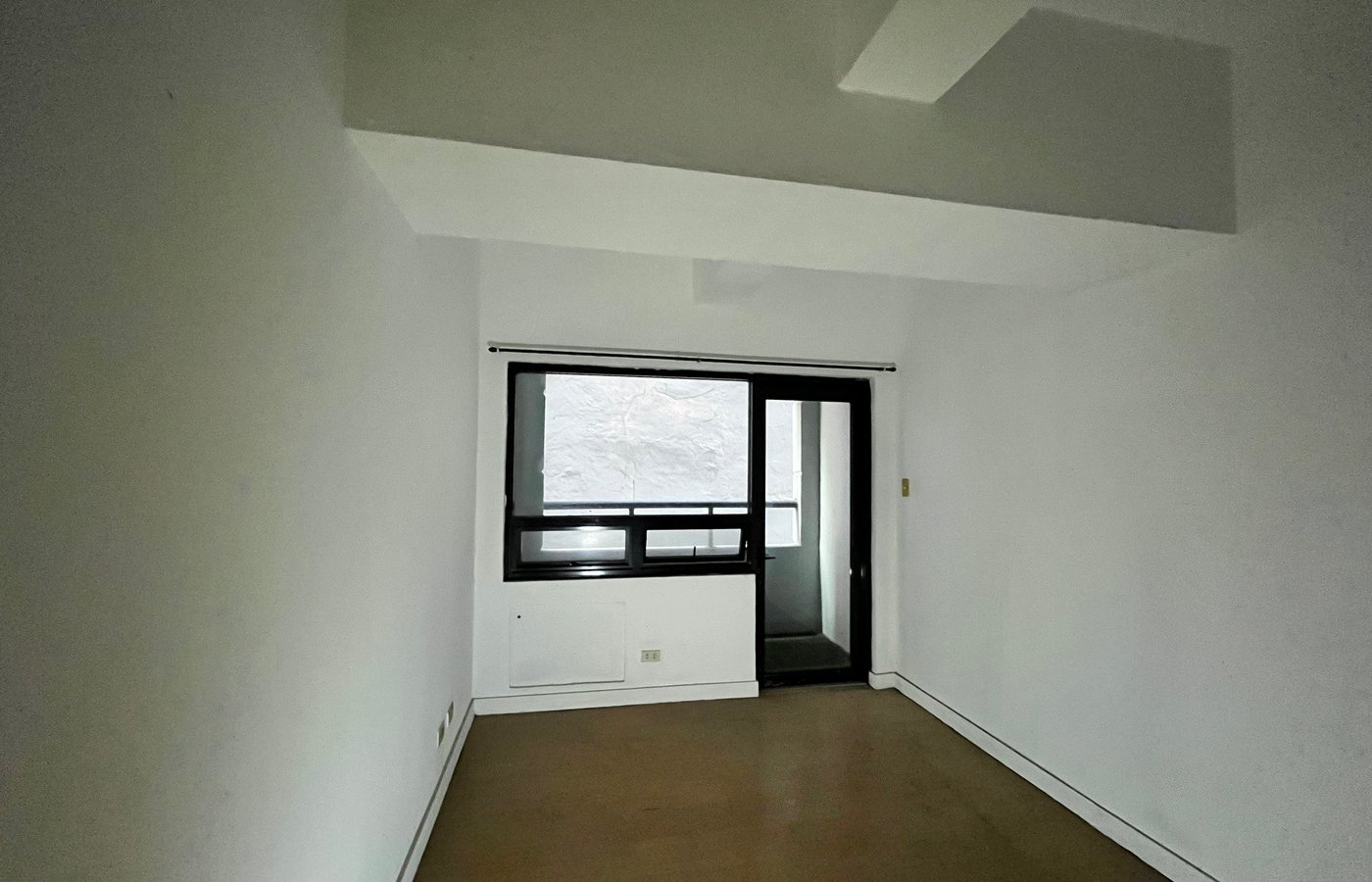 Photo 5 of 10 — 1BR condo for sale, Malayan Plaza, Pasig