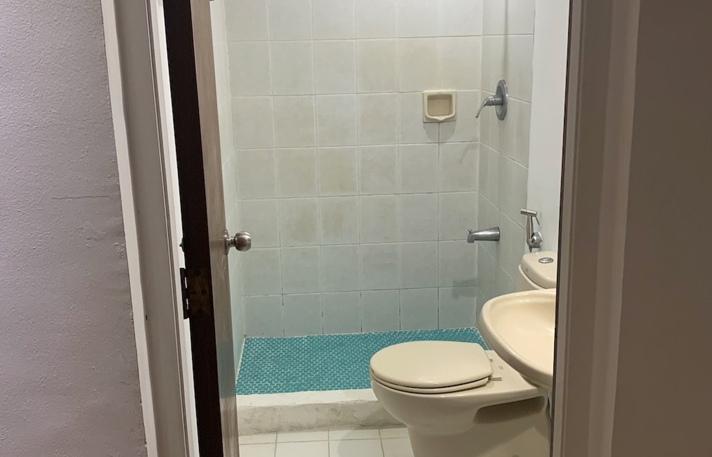 Photo 4 of 10 — 1BR condo for sale, Malayan Plaza, Pasig