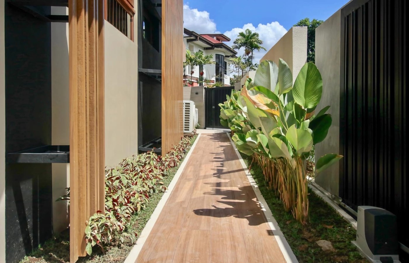 Photo 1 of 7 — 7BR house for sale, Tivoli Royale, Quezon City