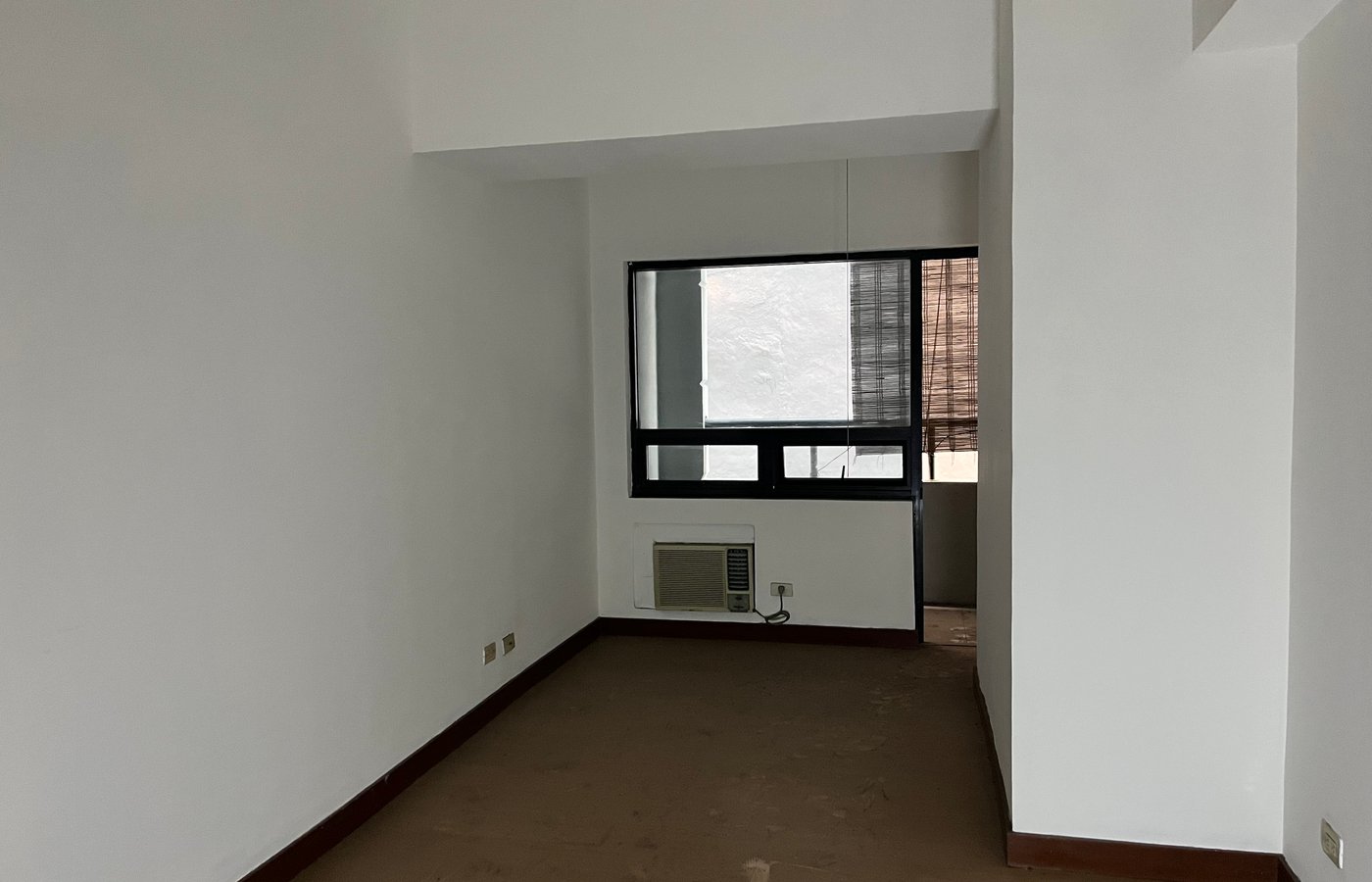 Photo 6 of 10 — 1BR condo for sale, Malayan Plaza, Pasig