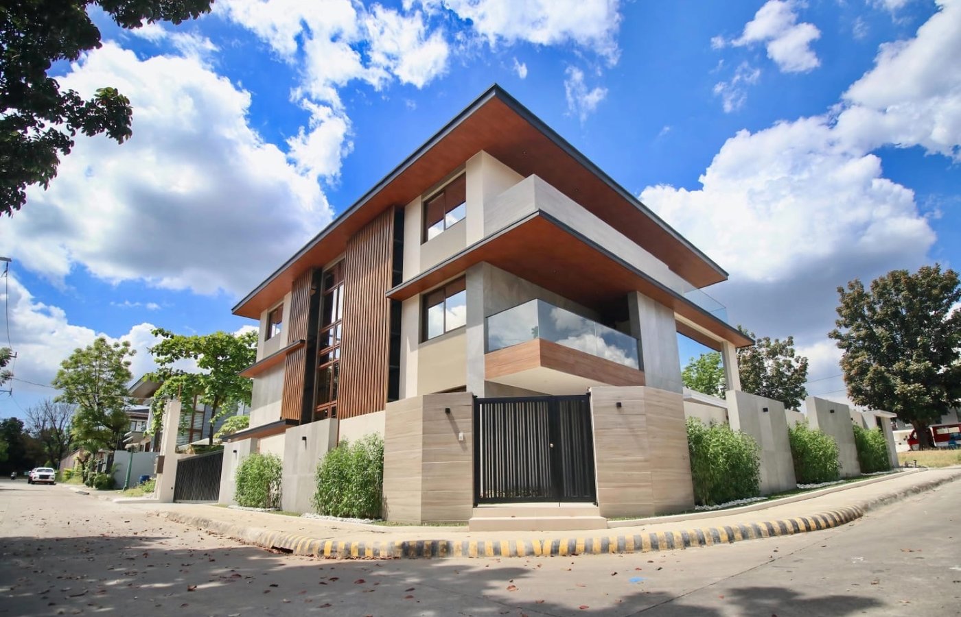 Photo 2 of 7 — 7BR house for sale, Tivoli Royale, Quezon City
