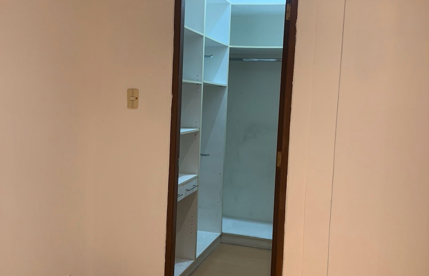 Photo 3 of 10 — 1BR condo for sale, Malayan Plaza, Pasig