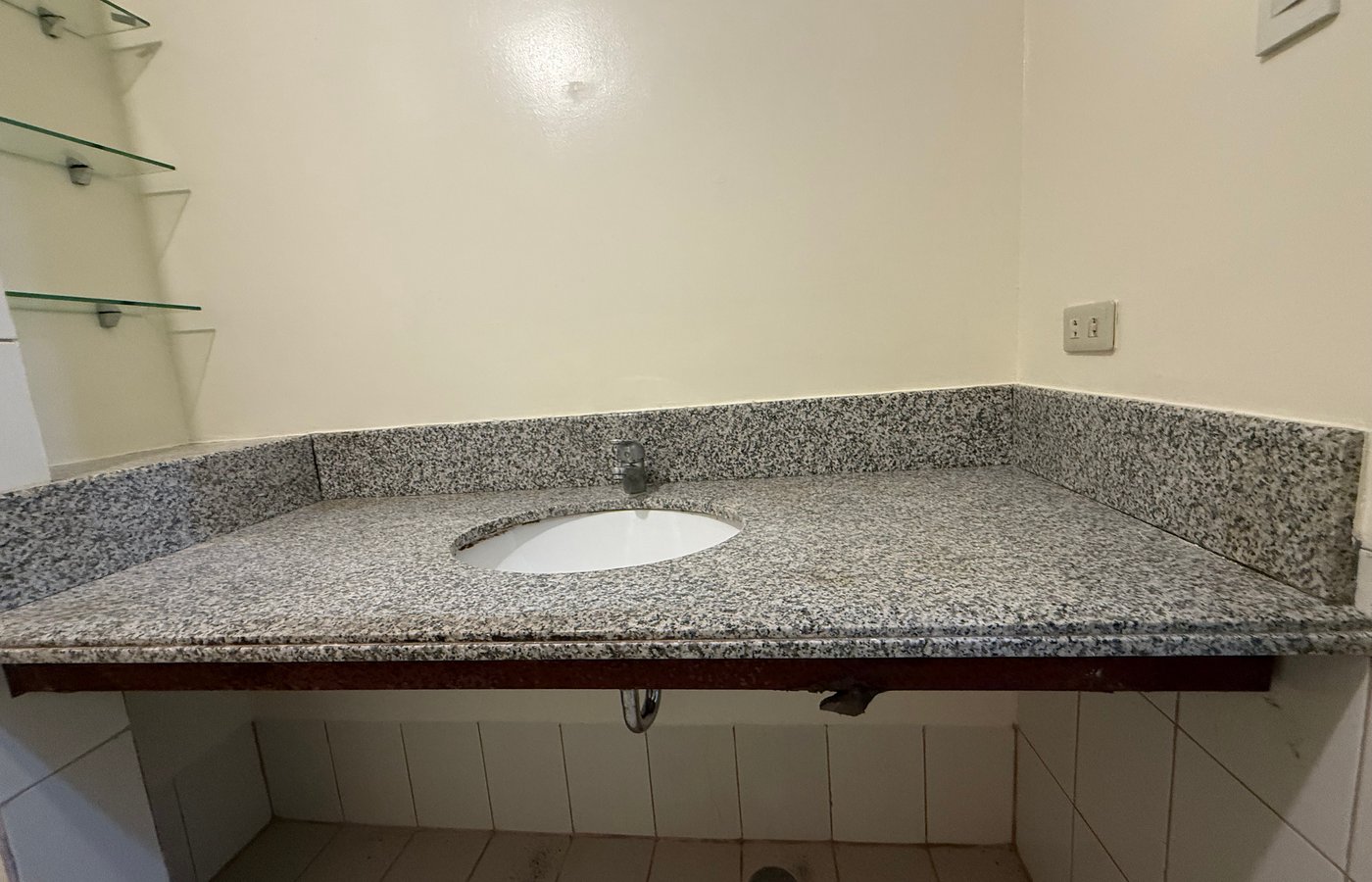 Photo 5 of 10 — 2BR condo for sale or rent, Torre De Manila, Manila