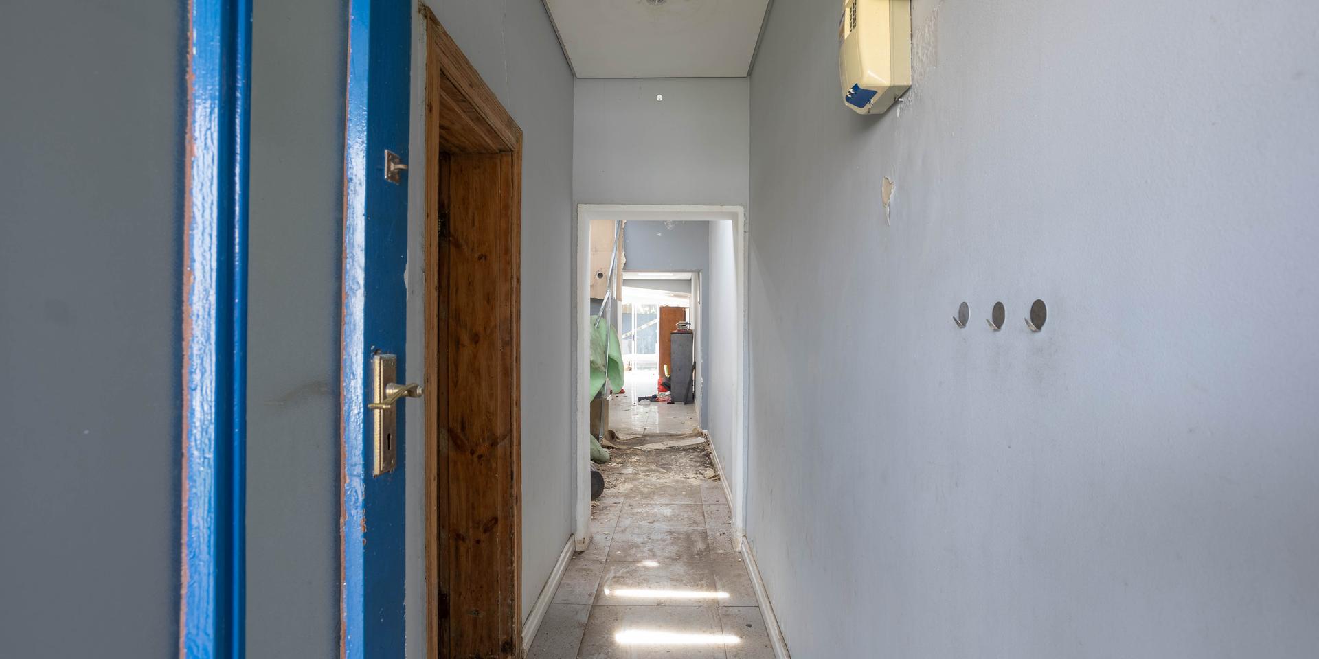 Image 4 of 6