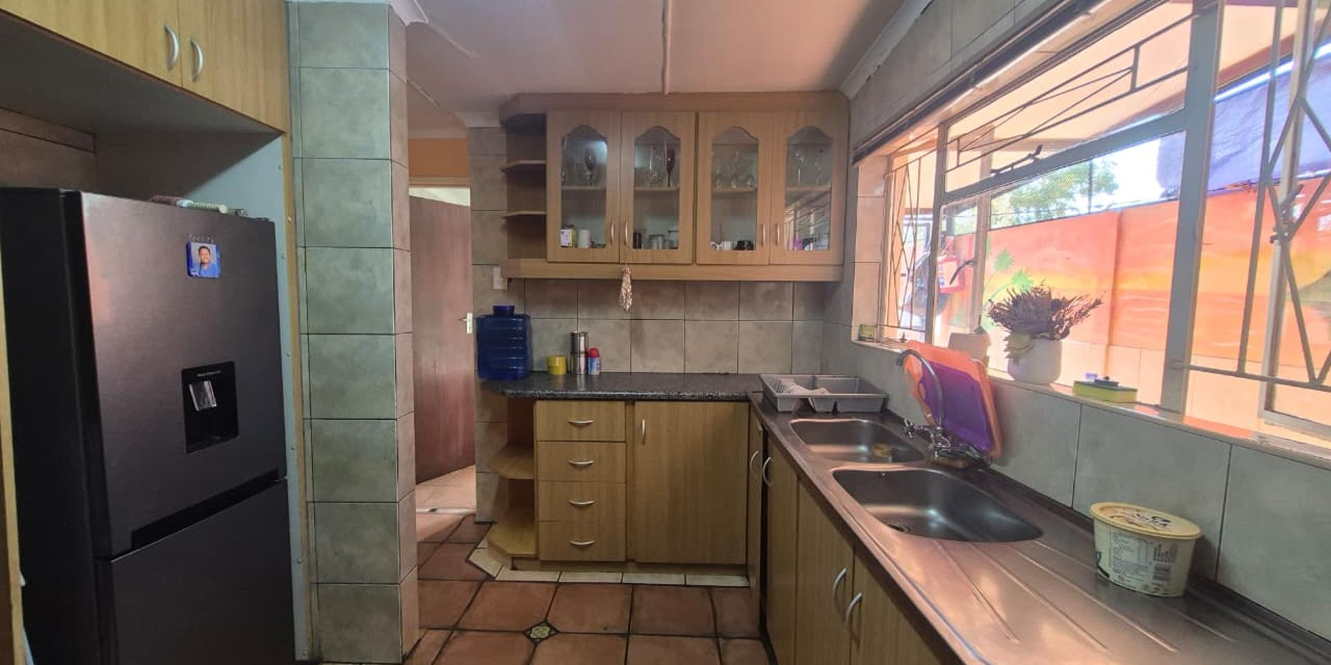 Image 4 of 6