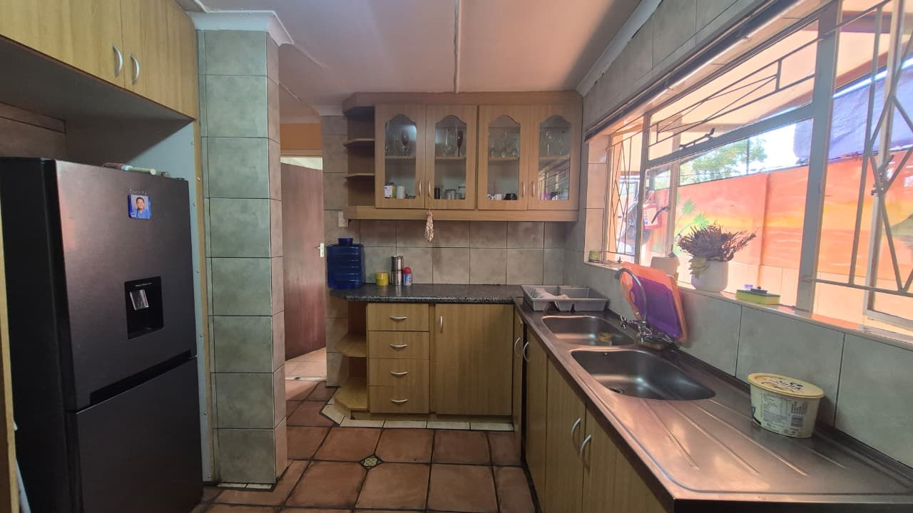 Image 4 of 6