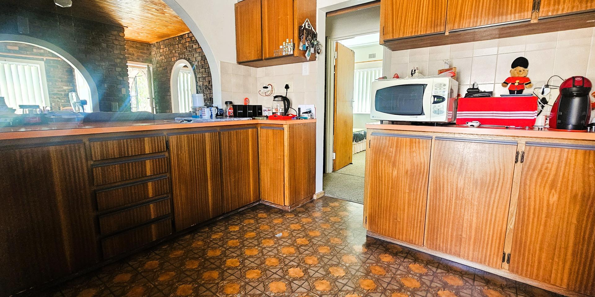 Image 4 of 6