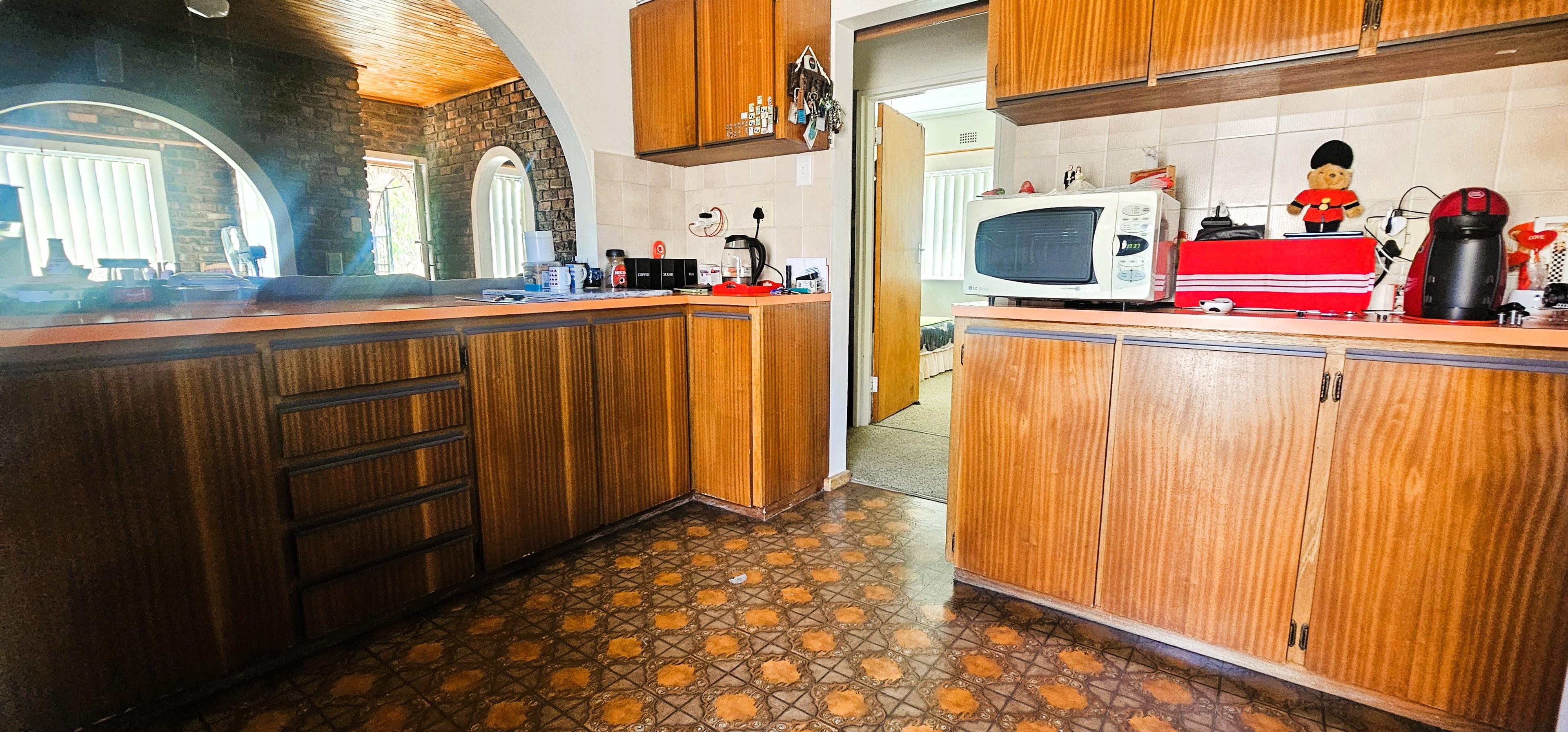 Image 4 of 6