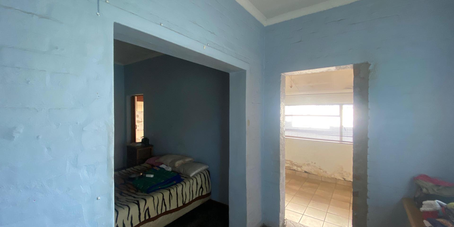 Image 2 of 6