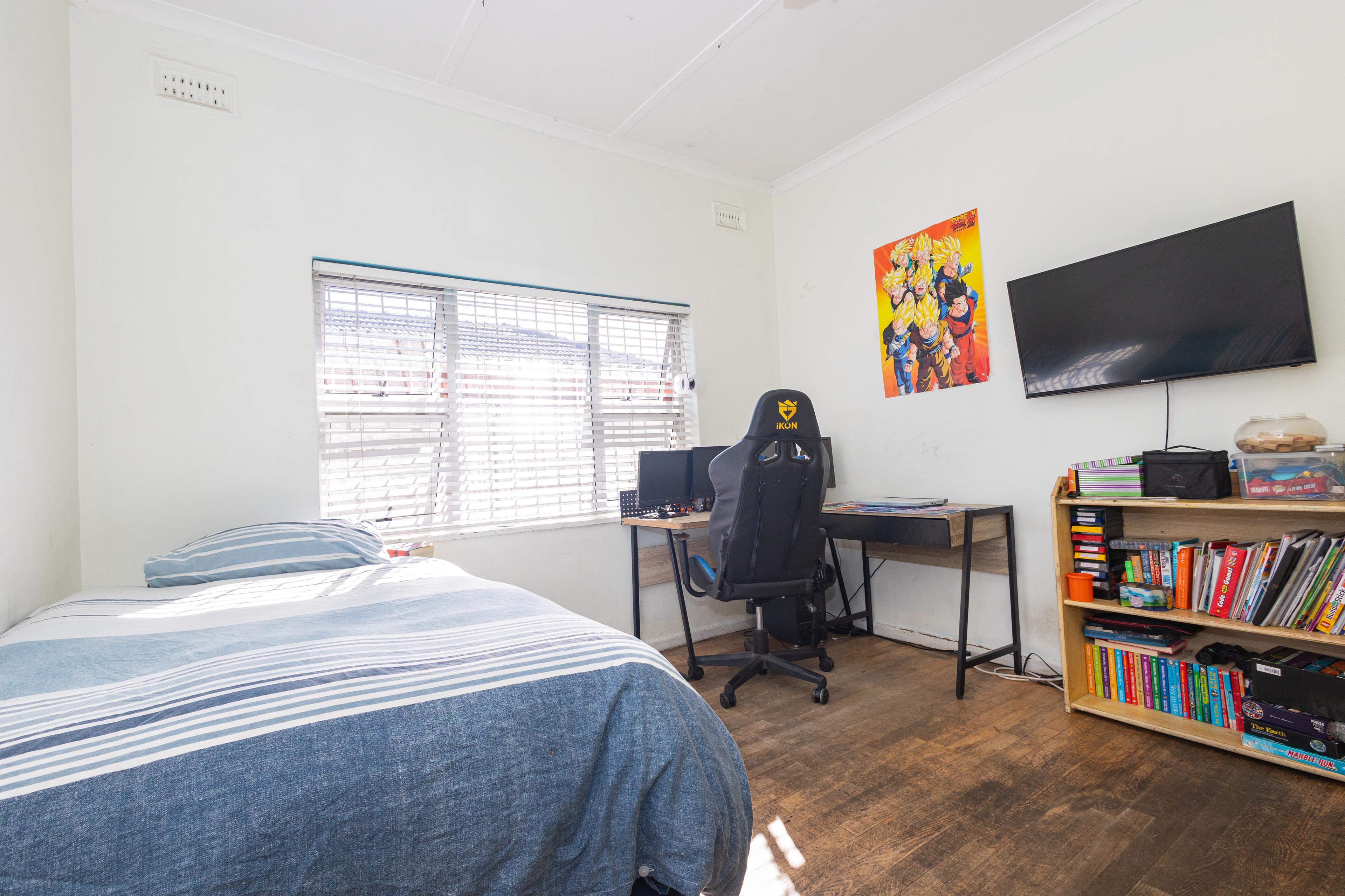 Image 4 of 6