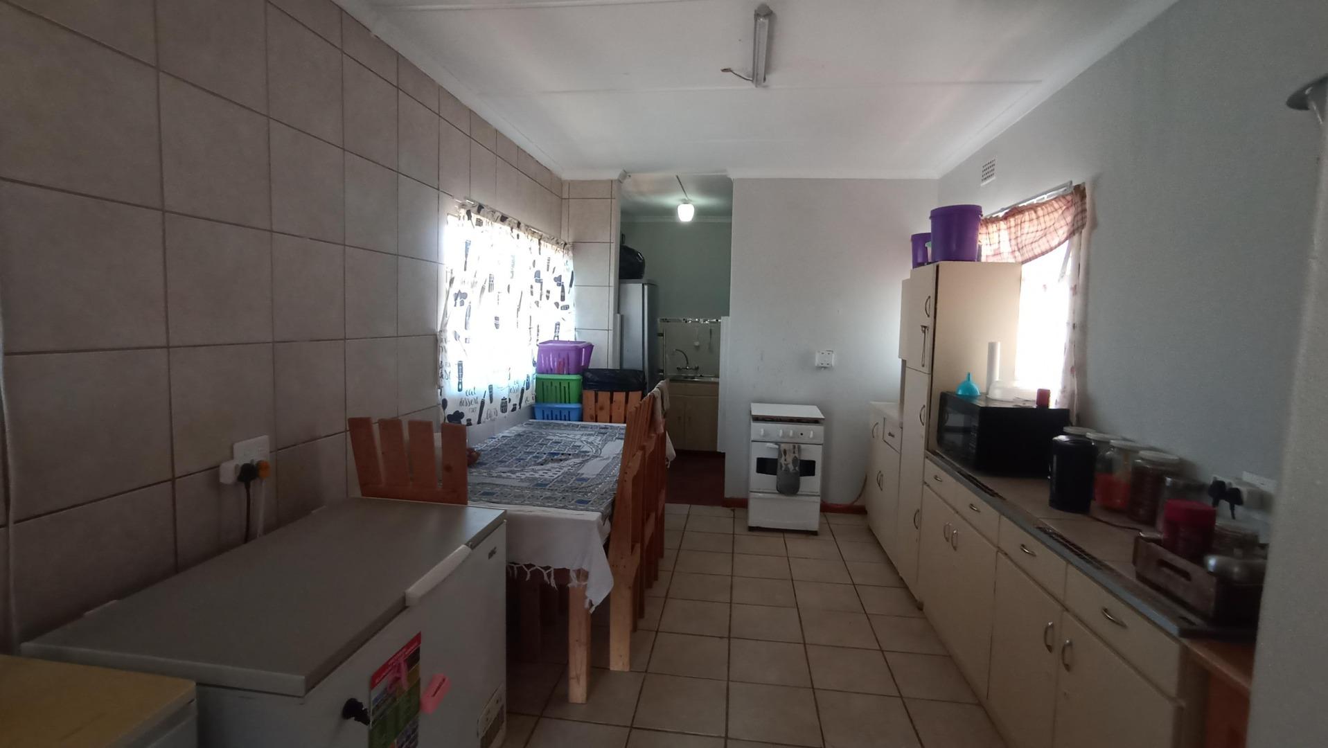 Image 4 of 6