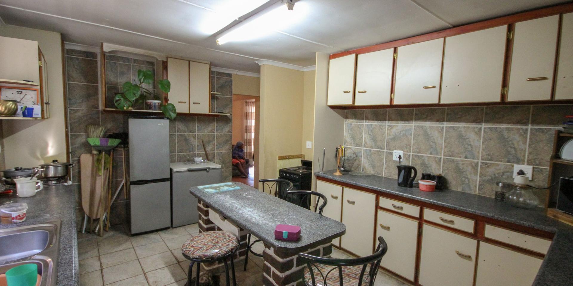 Image 4 of 6