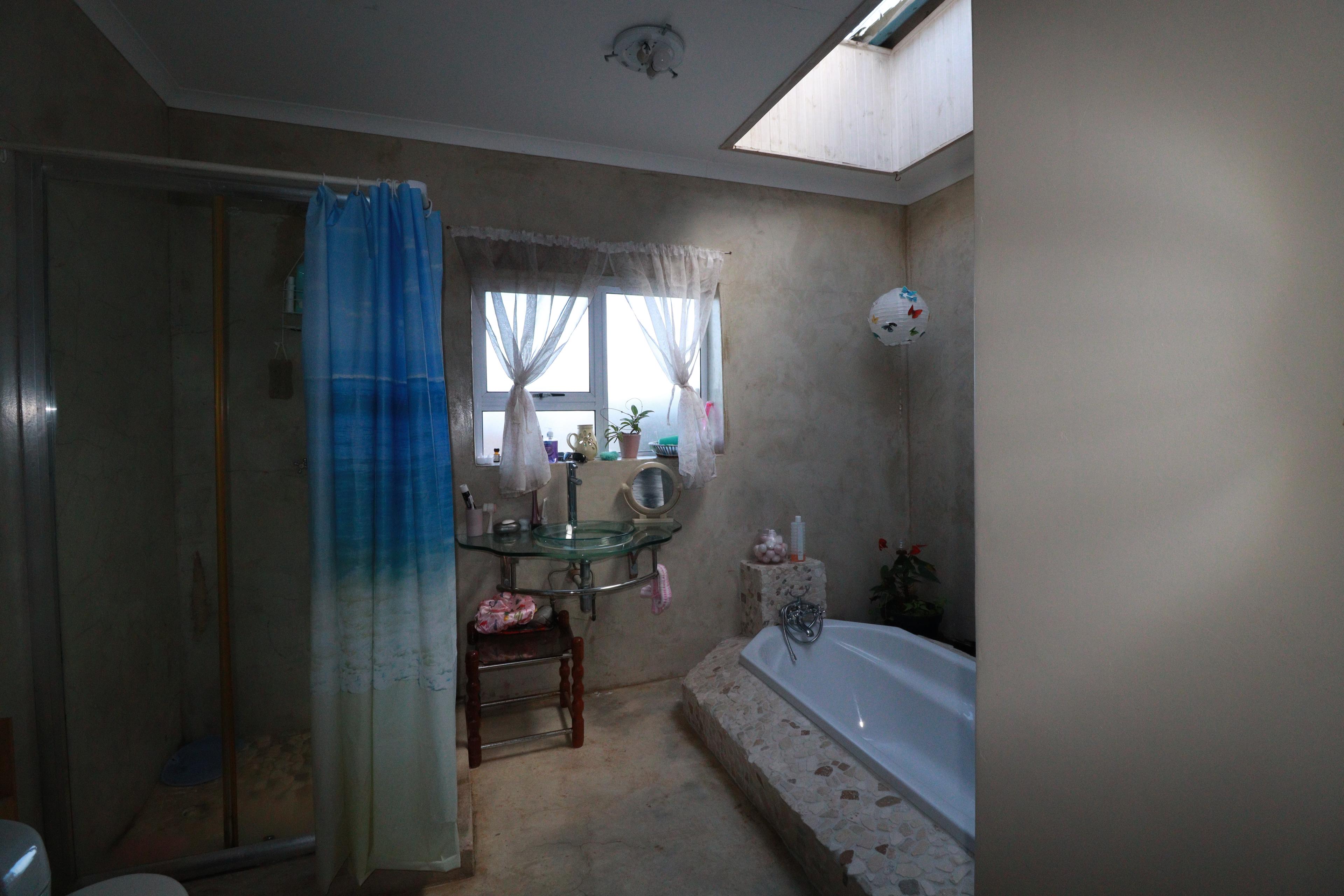 Image 4 of 6