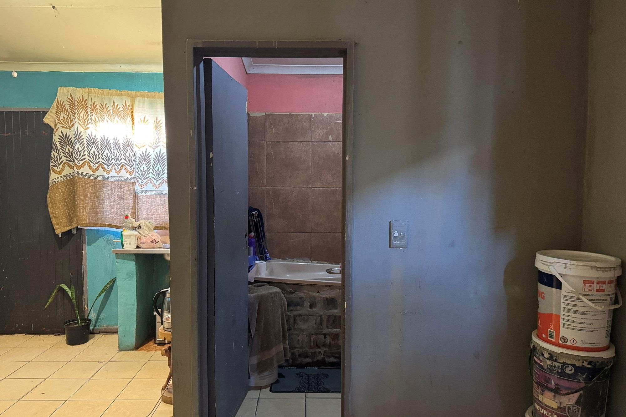 Image 2 of 6