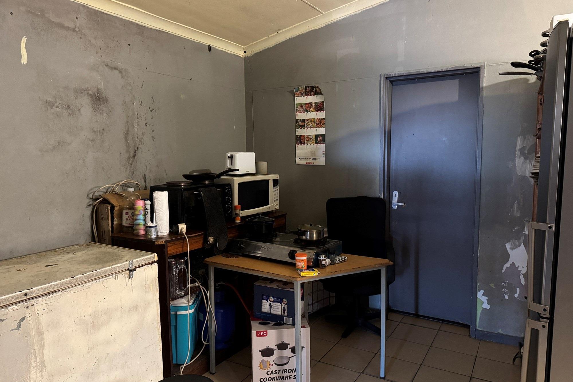 Image 4 of 6