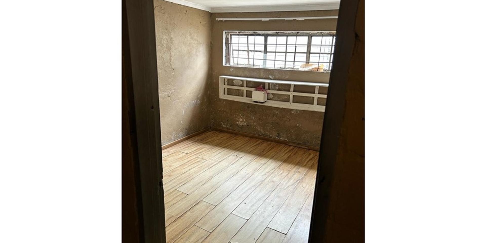 Image 4 of 6